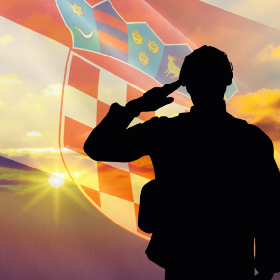 Hrvatski influenser dobio poziv za vojsku, pa pokazao stajling za kasarnu - vrući šorts VIDEO