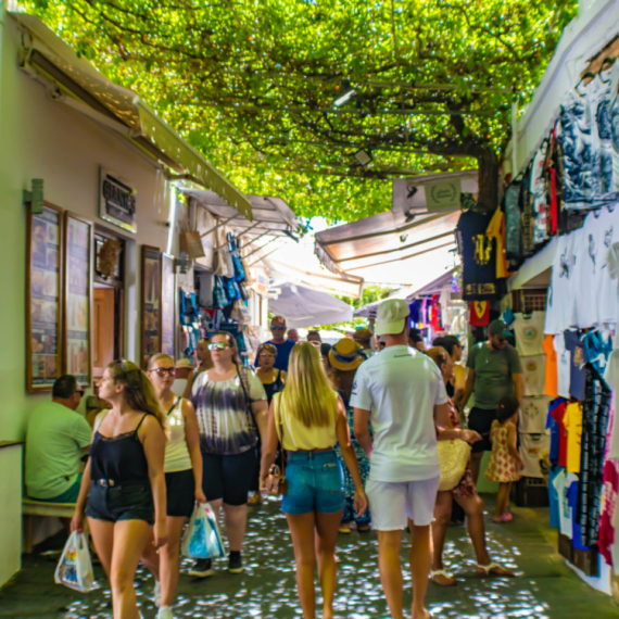 Haos na popularnom letovalištu: Turistkinja gola izašla među prolaznike, reagovale policija i hitna pomoć