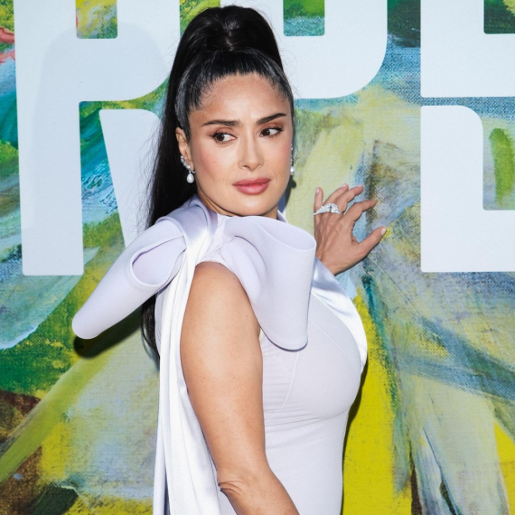 Umesto bujnih grudi pokazala je čist glamur – i svi su zanemeli FOTO