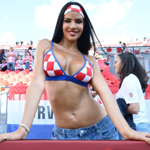 Vatrena Hrvatica ne miruje: Nova serija njenih golišavih fotki kruži mrežama FOTO
