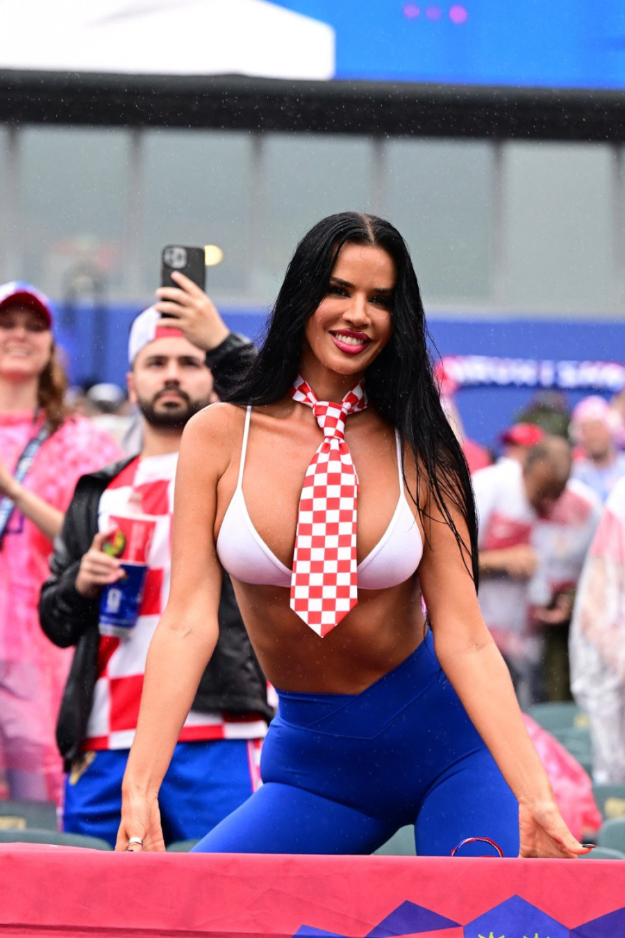 Seksi Hrvatica zavodi i na kiši: Niko ne može da joj odoli kada se pojavi samo u brusu FOTO/VIDEO