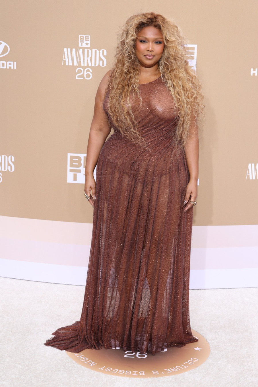 Pevačica raskošnih oblina obukla golu haljinu, pa grudi jedva prekrila kosom FOTO/VIDEO