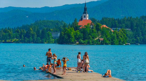 Nova pravila šokirala turiste: Kazna 200 evra ako sedite ispod drveta