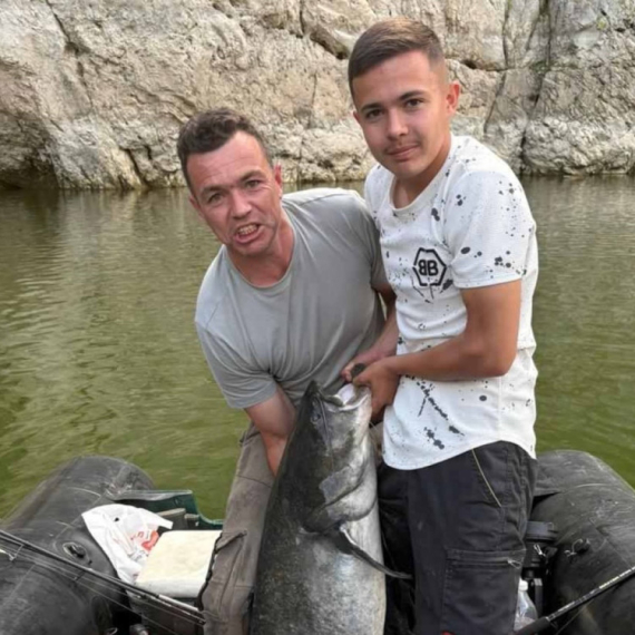 Otac i sin izvukli "čudovište" iz jezera u Srbiji: "Nismo bili svesni šta smo upecali" FOTO