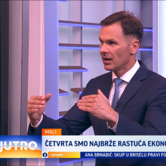 Mali: "Penzioneri dobijaju 35.000 dinara jednokratne pomoći u septembru"; "Jeftiniji lekovi od 1. avgusta"
