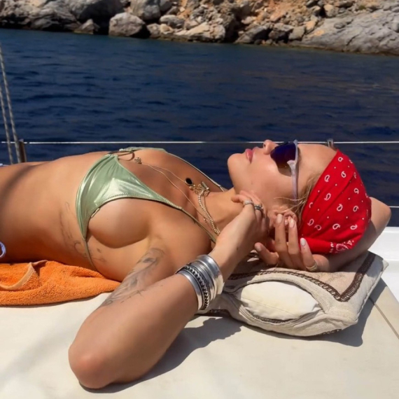 Njene seksi fotke uvek raspamete: Srebrni bikini "puca" na slavnoj Albanki FOTO