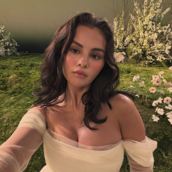 Pojavila se u zlatnoj haljini i zlobnicima začepila usta: Selena Gomez blista u inat svima FOTO