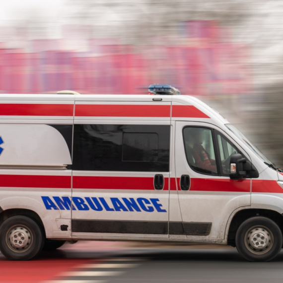 Hitna pomoć: Muškarac teško povređen u padu sa pasarele u Rakovici