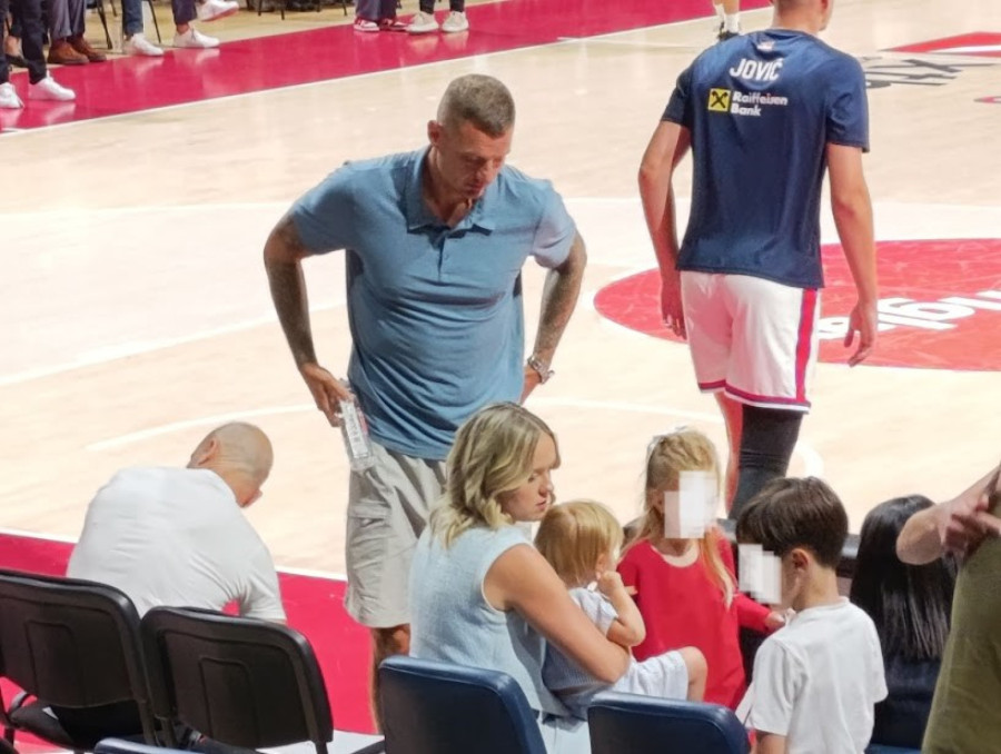 Svi gledaju u njih: Natalija Jokić sa decom bodri košarkaše FOTO/VIDEO