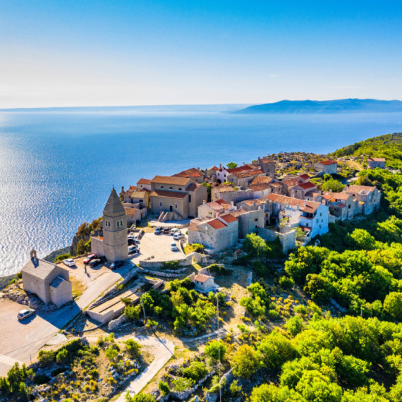 Skriveni biser Hrvatske: Malo selo na litici postalo jedna od najtraženijih destinacija turista FOTO