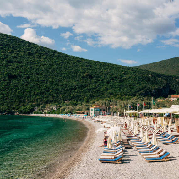 Skriveni dragulj Crnogorskog primorja: Plaža netaknute prirode kraj tirkiznog mora FOTO