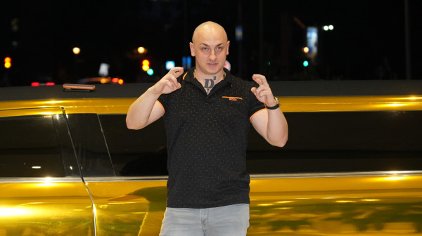 Crnogorci ponovo žele da zabrane Desingericu: Nastao haos zbog jedne scene u Budvi FOTO