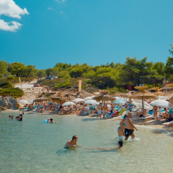 Vojni avion preleteo prenisko iznad pune plaže: Ležaljke i suncobrani leteli na sve strane VIDEO