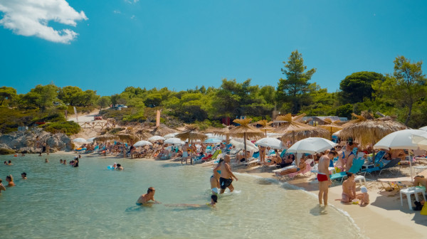 Vojni avion preleteo prenisko iznad pune plaže: Ležaljke i suncobrani leteli na sve strane VIDEO