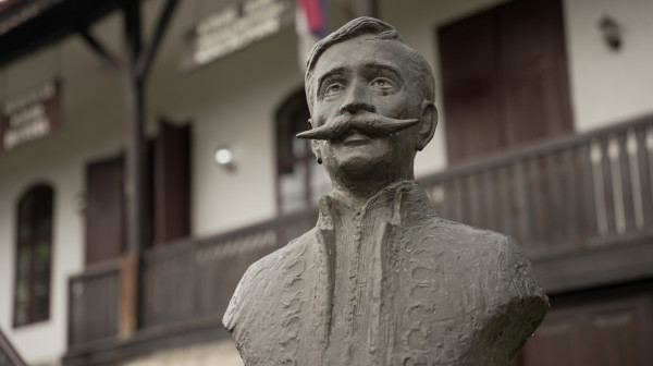 Knez Aleksa gleda ponosno i pravo: Ovo je prava istina o spomeniku iz Kosjerića koji se okreće FOTO