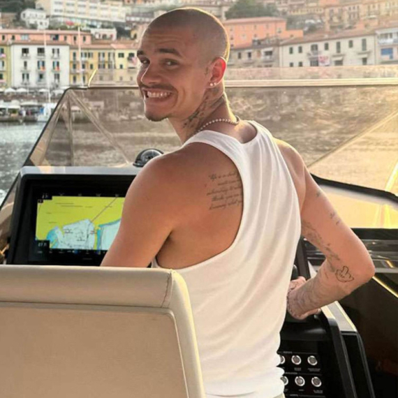 Ko je otac, a ko sin? Mreže su "poludele" za trbušnjacima Romea i Dejvida Bekama FOTO