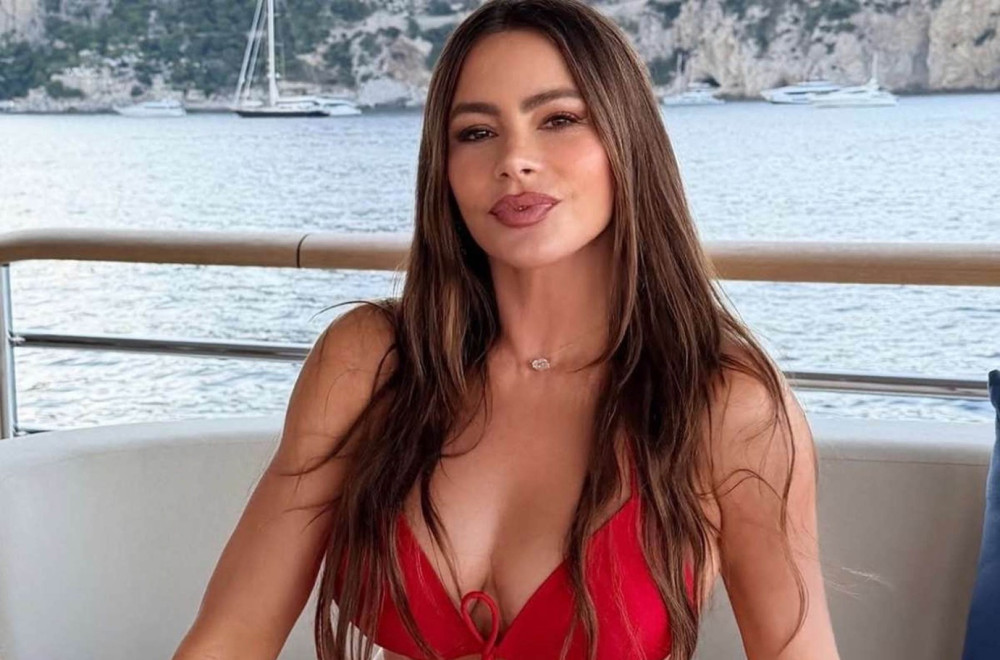 Bujnim poprsjem ruši sve pred sobom: Izdanja Sofije Vergare zbog kojih je mama igre FOTO