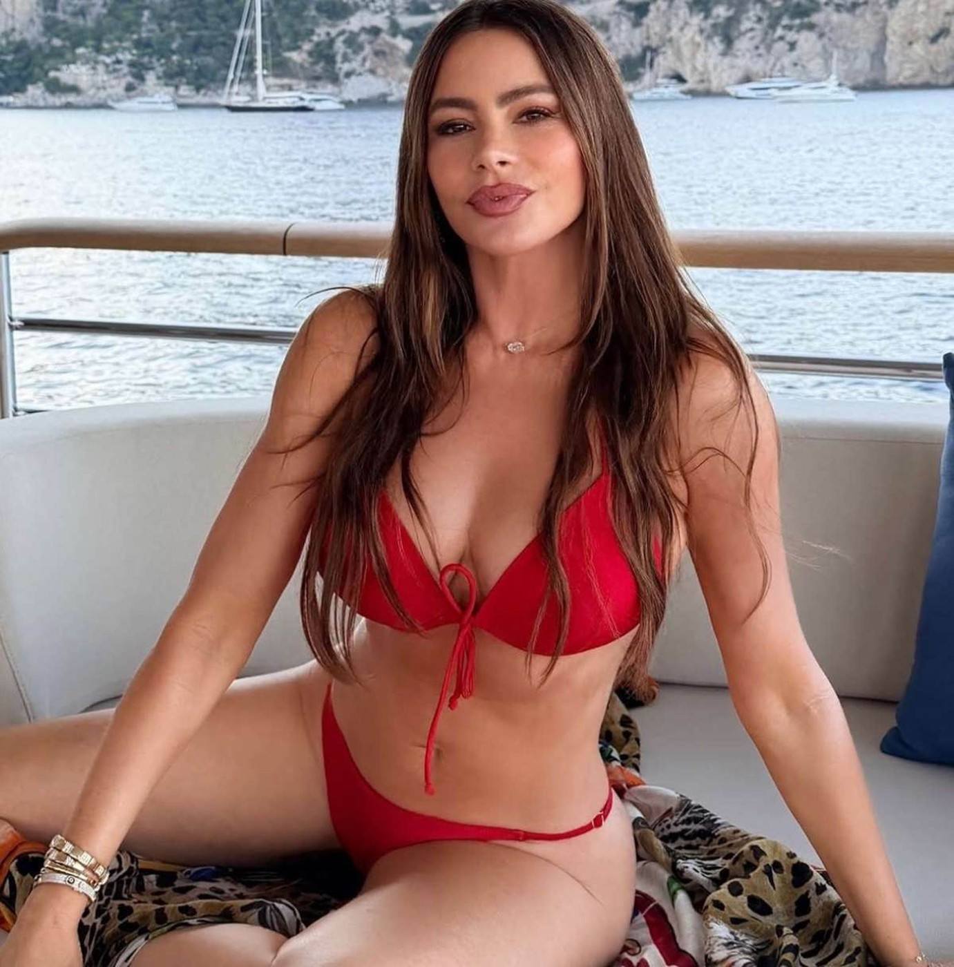 Bujnim poprsjem ruši sve pred sobom: Izdanja Sofije Vergare zbog kojih je mama igre FOTO