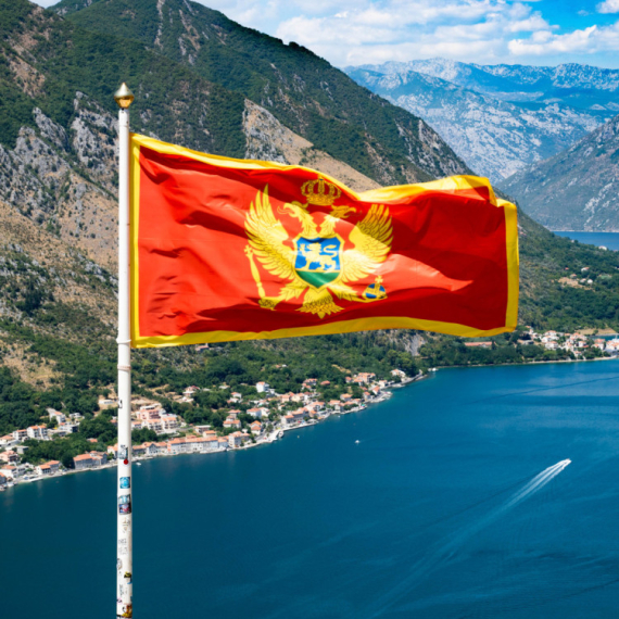 Izgorela jedna od najpopularnijih plaža u Crnoj Gori; Vetar otežavao gašenje