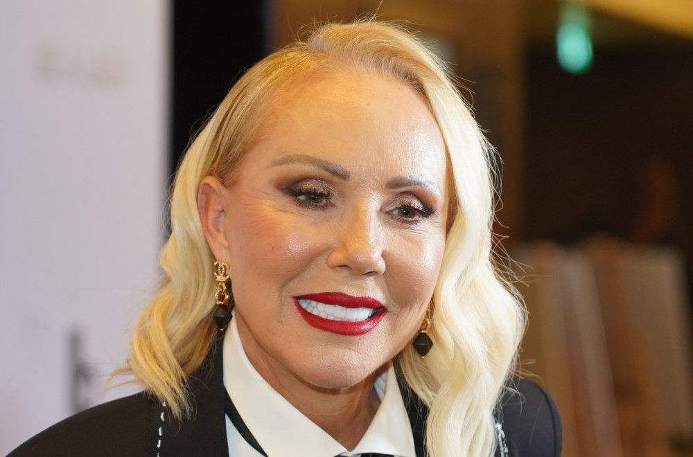 Lepa Brena dugim nogama zapalila scenu: A onda su svi pogledali u njenu haljinu VIDEO