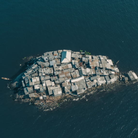 Teško je poverovati da ovo postoji: Na ostrvu veličine pola igrališta živi na stotine ljudi FOTO