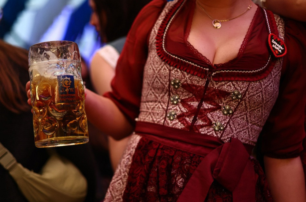 Poznato koliko ove godine košta krigla piva na Oktoberfestu: Za 40 godina cena porasla 400 odsto