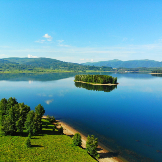 Čisto jezero, planinski vazduh i netaknuta priroda: "Ovo je more Srbije" VIDEO