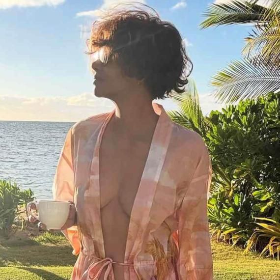 U seksi stajlingu se oprostila od letnjeg odmora: Za kraj je pokazala grudi FOTO