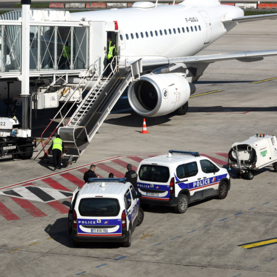 Nezapamćena drama u avionu; Putnik nasrnuo na stjuardesu i putnike, reagovala policija VIDEO
