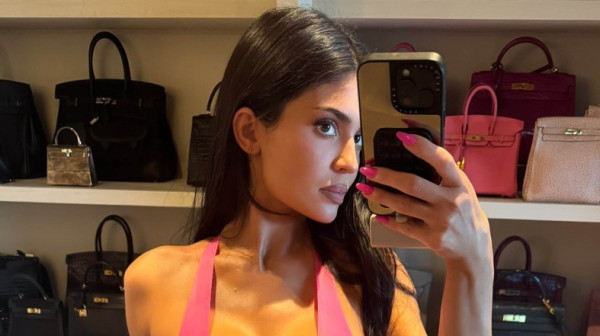 Za 29. rođendan – grudi samo što ne ispadnu: "Mačkica Kajli" nikad nije bila ovoliko seksi FOTO
