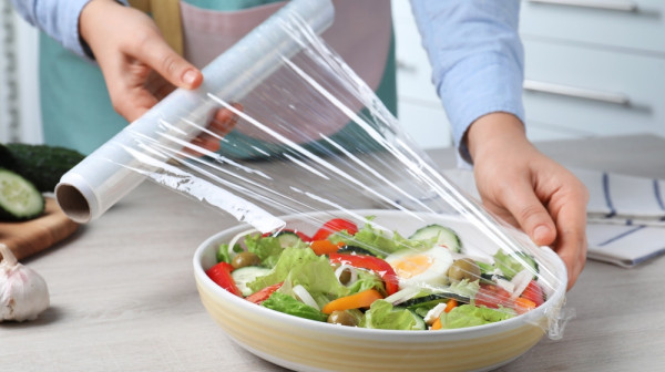 Za ove tri stvari nikada ne smete da koristite plastičnu foliju