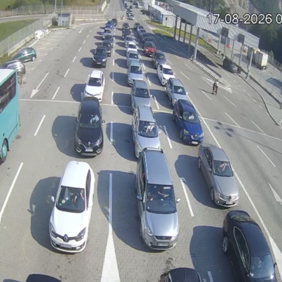 Turisti "okupirali" Gostun: Nepregledne kolone ka Crnoj Gori, a ovaj prelaz kao da je zaboravljen FOTO