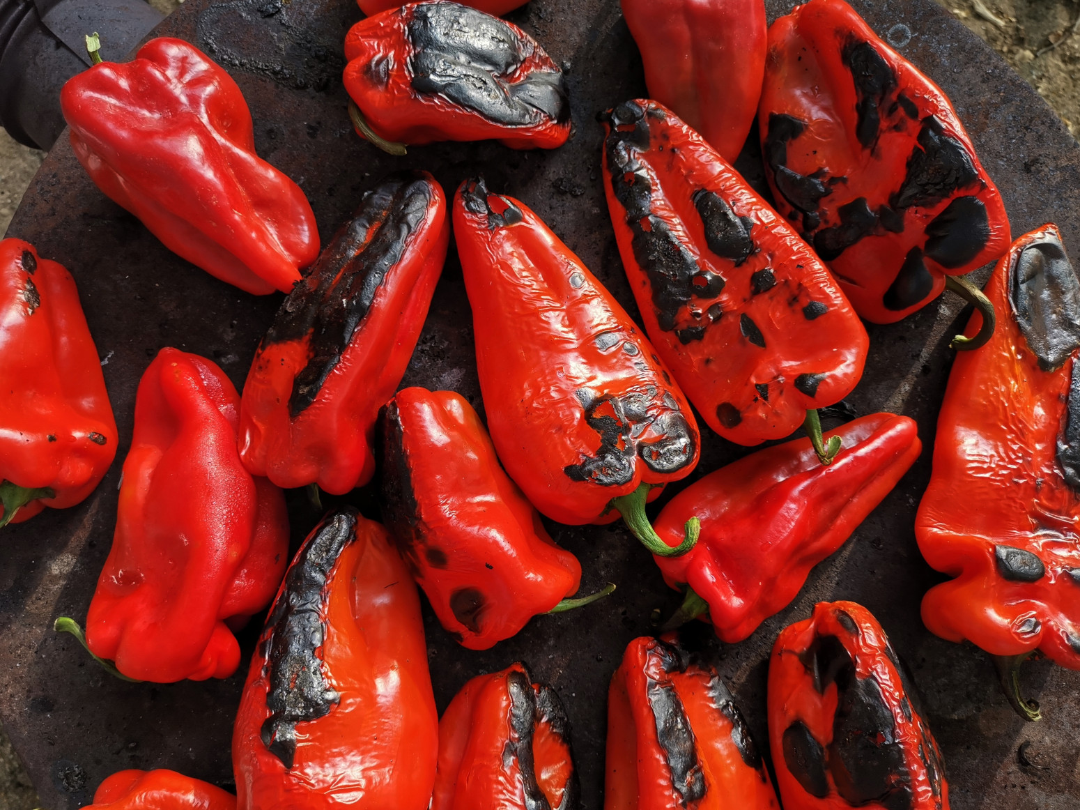 Kožica sa pečenih paprika skida se u jednom potezu, evo kako