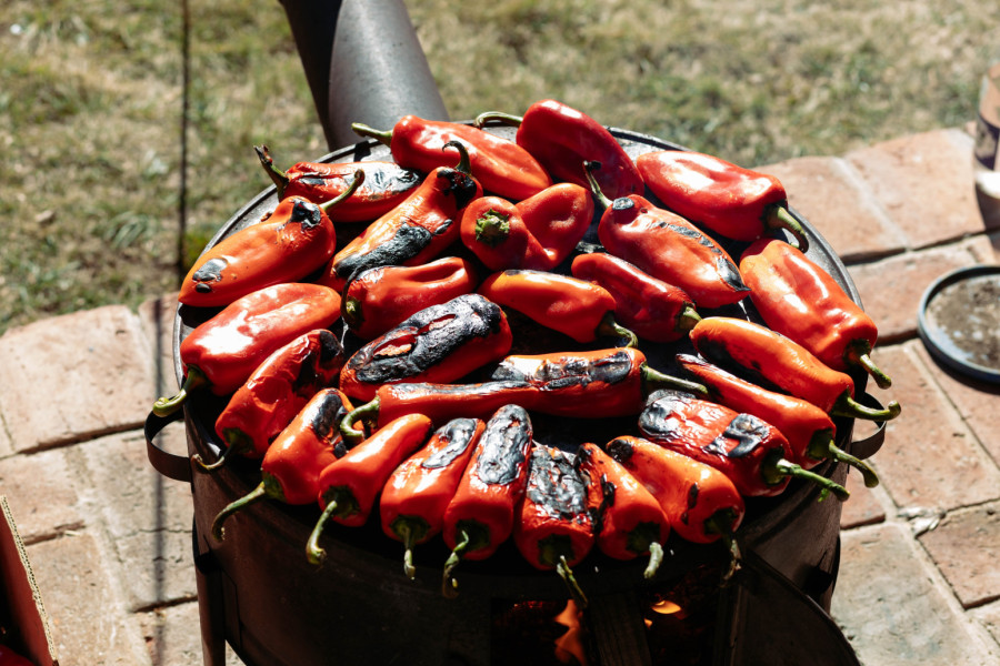 Kožica sa pečenih paprika skida se u jednom potezu, evo kako
