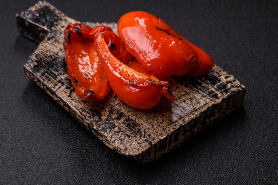 Kožica sa pečenih paprika skida se u jednom potezu, evo kako