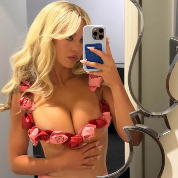 Ne odvaja se od njega: Lateks puca na seksi plavuši dok svi vređaju njenog "superheroja" FOTO
