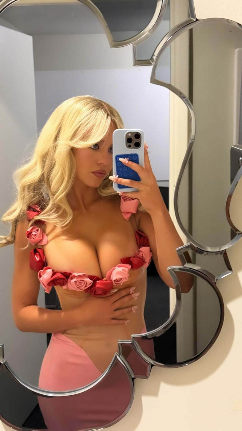 Ne odvaja se od njega: Lateks puca na seksi plavuši dok svi vređaju njenog superheroja FOTO