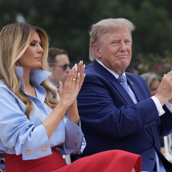 Svi gledali u Melaniju, ali je Trampov potez privukao pažnju: "Ponovo pokazao dominaciju" FOTO