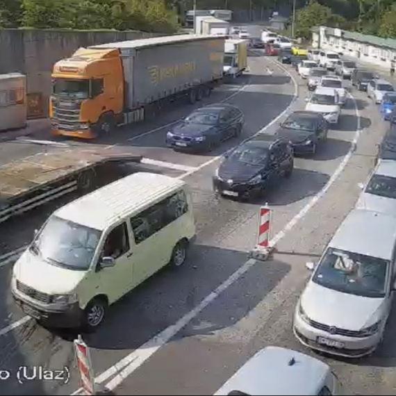 Kolaps na granicama sa Crnom Gorom; Koloni se ne nazire kraj, vozači očajni FOTO