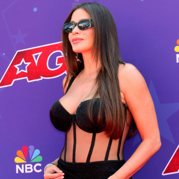 Seksi glumica ponovo mami uzdahe: Znate o kome je reč FOTO