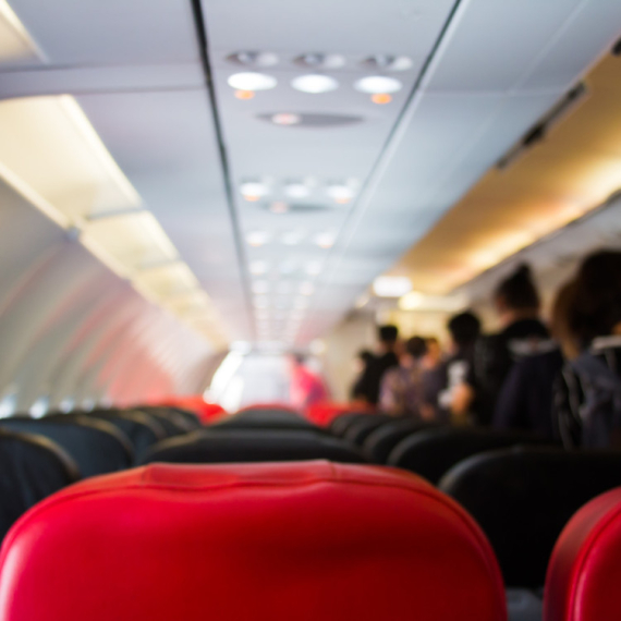 Drama na grčkom aerodromu: Putnici pet sati proveli u avionu zbog kvara; Usledio totalni haos