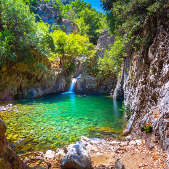 Plaže su nestvarne, ali pravo blago krije se u unutrašnjosti: Grčko ostrvo koje mnogi još uvek nisu otkrili
