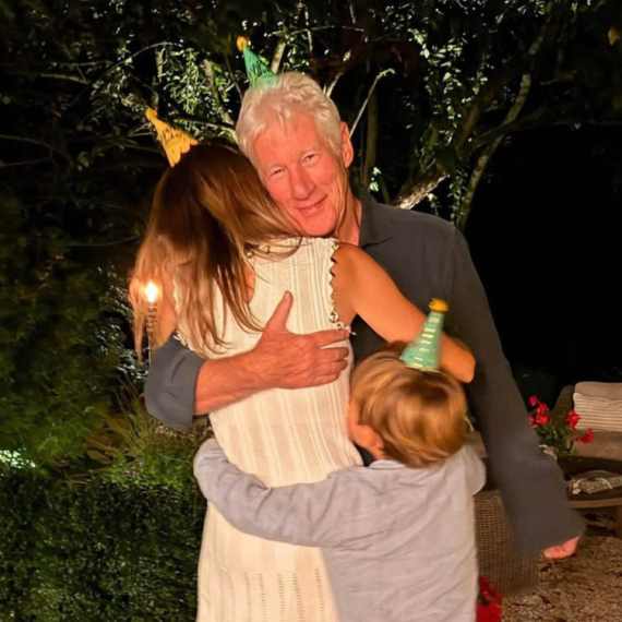 Miljenik žena proslavio 77. rođendan: Supruga (43) ga iznenadila i pokazala da ga ludo voli  FOTO