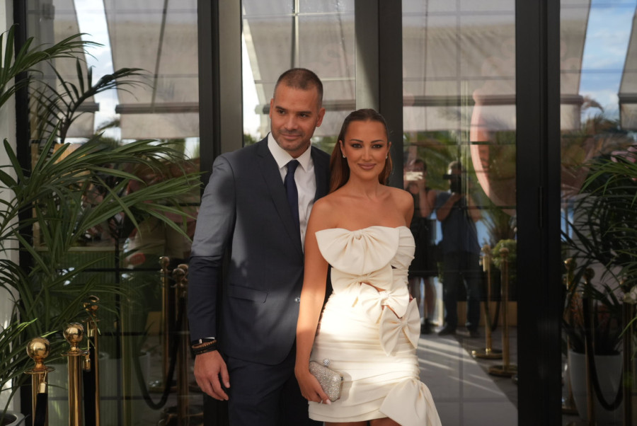 Sva u belom: Aleksandra Prijović za ćerkin rođendan nosila haljinu od 7.000 evra FOTO