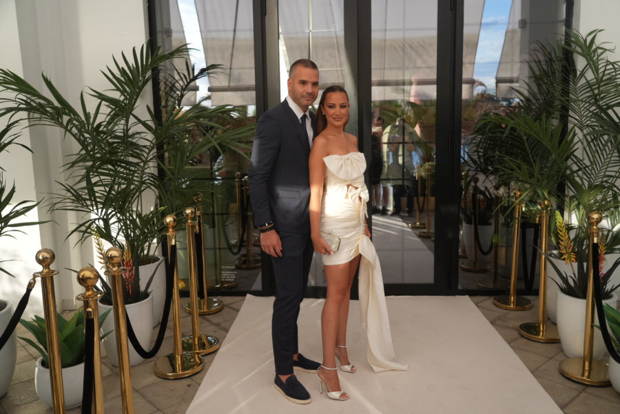 Sva u belom: Aleksandra Prijović za ćerkin rođendan nosila haljinu od 7.000 evra FOTO