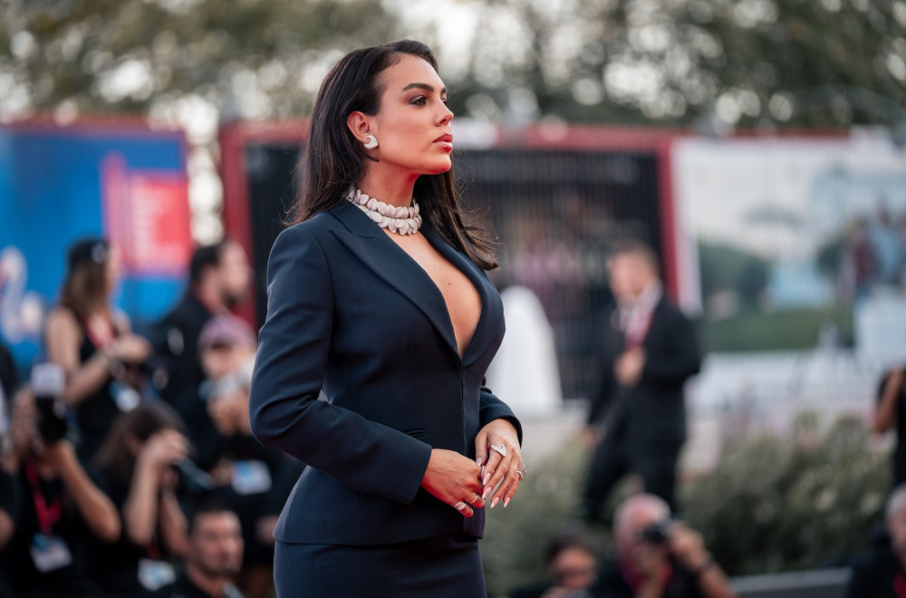 Htela je da bude elegantna, ali džabe kad je izbacila grudi FOTO