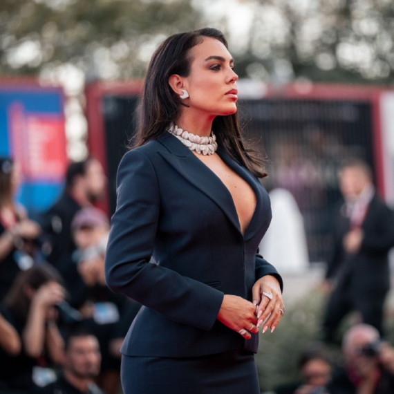 Htela je da bude elegantna, ali džabe kad je izbacila grudi FOTO