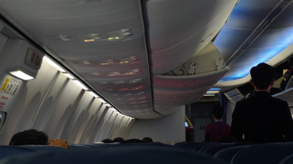 Zašto se svetla u avionu gase tokom poletanja i sletanja?; Ova procedura ima svoje razloge