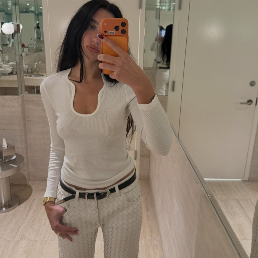 Oslobodila grudi, pa objavila fotke na mrežama: Pantalone, ipak, dominiraju FOTO