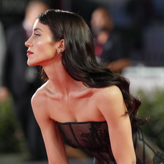 Mračni glamur nikada nije bio ovoliko seksi: Ljubi brata Bena Afleka, a Veneciju je očarala FOTO